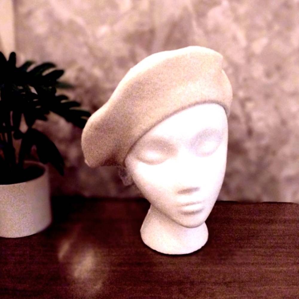 ♥️Vtg. White Beret with Rhinestones